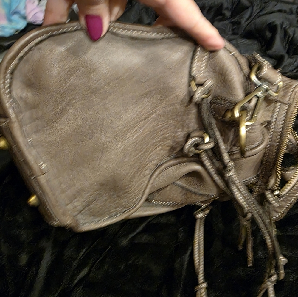 Elegant Taupe Leather Shoulder Bag with Gold Accents - Picture 6 of 9